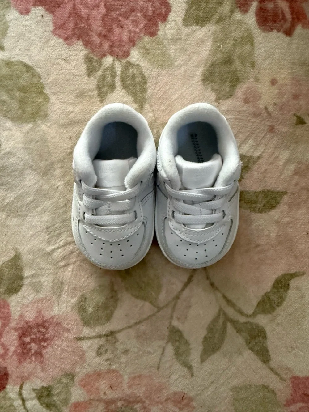 Nike Kids White Low-Top Sneaker - Picture 2 of 3